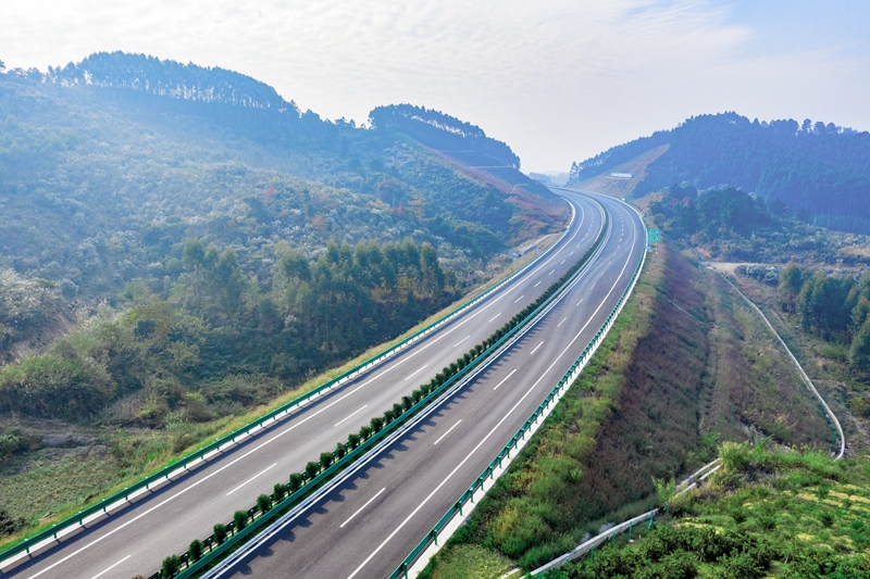 6.高速公路與群山相連，植被覆蓋率高，與原生態環境恢復有機結合.jpg